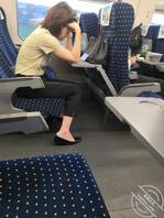 高铁上偶遇骚货，在卫生间对着照片撸射1