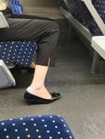 高铁上偶遇骚货，在卫生间对着照片撸射