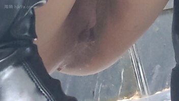 厕拍黑靴刮毛（视频二期）白带流到屁眼