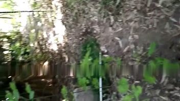 女友野战时被路人威胁硬上