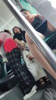 公交车抄底黑衣少妇0