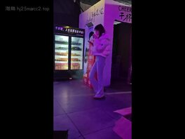 酒吧女厕偷拍