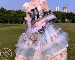 大一女孩开学穿“洛丽塔”2