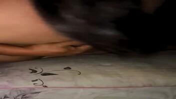 老婆用假大鸡鸡搞到高潮后，用逼吸精