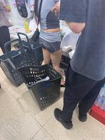 超市随拍，穿着泳衣就出门了