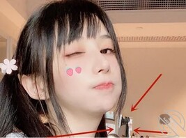 蔡萝莉自拍不料被镜子反光,看到她全身照后,细品......0