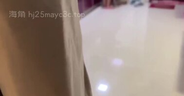 淫贱不能移的好色儿子，前脚老爸刚出门,后脚就脱下风韵犹存老妈的内裤爆操了