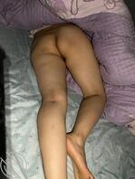 趁媳妇睡着偷拍她的大屁股