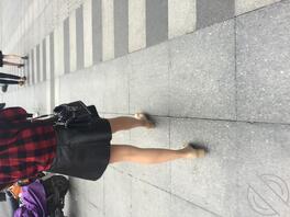 短发眼镜丝袜美腿妹子