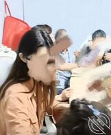 全家回去给爷爷过生日,半夜妹妹让我去他房间。妈妈突然敲门,差点被发现!0