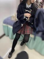 和学妹吃饭时，眼睛没离开过白衬衫下的内衣