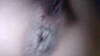 深夜潜公厕近距离极限贴逼补光抄底眼镜美少妇。