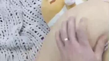 单亲爸爸趁女儿在看书扣女儿逼，结果女儿忍不住了