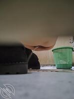 糕点店的服务员。厕拍