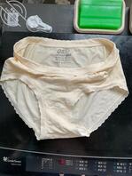 终于趁着合租小骚货上课时候偷拿她的贴身衣物爽了一把