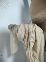 给丈母娘的丝袜撕开个小洞，把鸡巴套进去，别提有多爽了，撸一发0