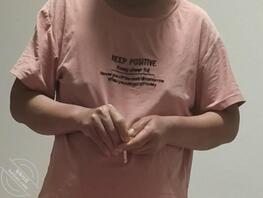 绿母，老妈没穿奶罩，凸点好明显0