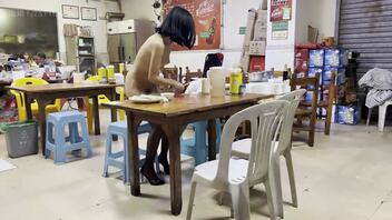 骚逼全裸露脸餐厅大方露出吃饭！