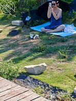 海边拍到的小少妇，搭着小帐篷，仿佛在向你招手1