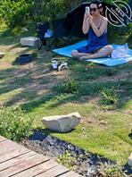 海边拍到的小少妇，搭着小帐篷，仿佛在向你招手2