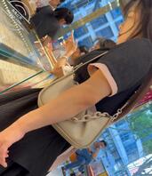 原创抄底黑裙白内小骚逼1