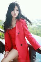 嫩模许诺Sabrina苏梅岛旅拍性感红色风衣秀白嫩美腿写真1