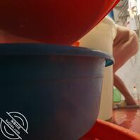 偷窥丰满的妈妈洗澡，鸡巴忍不住勃起