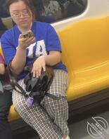 地铁偶遇小坦克，腿和屁股都肉肉的，还是个眼镜妹。