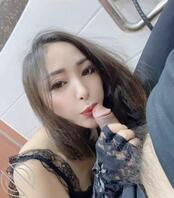 骚逼公厕露出吃鸡巴2