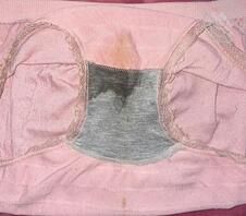 姑妈来姨妈了，她不是用卫生巾她用的是卫生巾的安睡裤，在昨天换下原味内裤。2