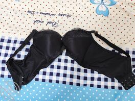 穿着妈妈的丝袜操妈妈的奶罩