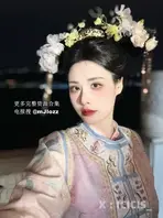 00后幼师【icicis】新婚不久就被送出去和多人运动。野战露出时也要同时伺候几个人,喊着爸爸主动骑在上面,姿势和配合度都相当熟练。长期保持形体,轮流被操时的呻吟和神态都很到位。1
