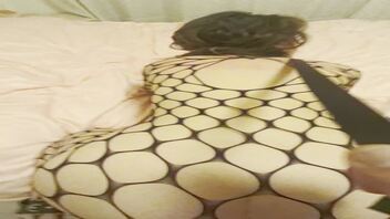 肥臀骚妻，被单男用力后入