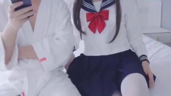 穿白丝袜丝袜的骚逼妹妹JK水手服被狠狠地无套爆操＋中出内射