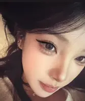 西安李墨寒外表清纯实则“捞女”，不仅花金主钱，还将其“免费”送给他人白嫖并录制视频。金主发现视频后，其床上扭腰摆臀的放荡形象与平日清纯人设形成巨大反差。1