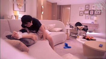 绿帽奴把刚新婚妻子和单男玩3P。先叫大鸡巴操完了再换小的操1