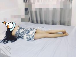 (原创)姐姐睡觉没锁门,光明正大的偷拍姐姐睡觉,露出白花花的大屁股!1