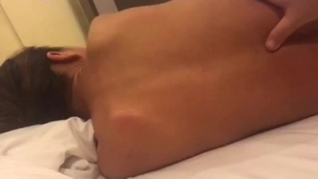 背着骚货男朋友操她