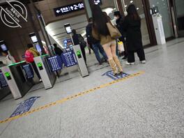 候车厅拍到的小骚货，1