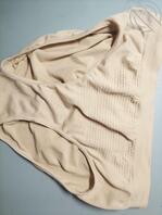 妈妈来姨妈，偷拍内裤