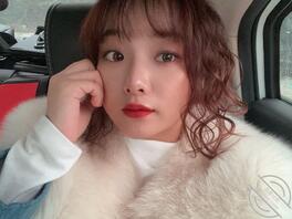 给大家分享个超级反差嫩妹