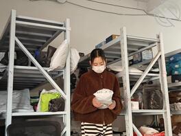 带着口罩也遮不住她的清纯0