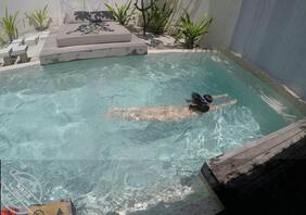 极品身材水中裸照1