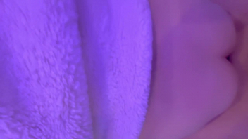 学妹趴在桌子上后入，高潮夹紧白浆滴落，有第一视角。