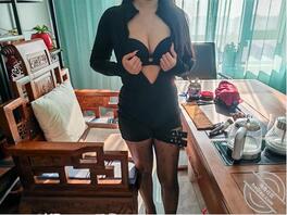 (堕落嫂子27)趁同事熟睡,插入我嫂子流满爱液的身体1