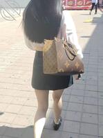 夏天到了，大街上都是美腿