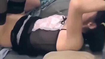 畜生亲爸抢上亲女儿，超级嫩的萝莉被亲爸按在床上蹂躏美乳内射白虎