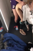 在试衣间里直接后入，还用手机对着镜子自拍，还被内射了