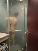 【原创作品7】骚逼表姐约我出来干她，忍不住偷看表姐洗澡