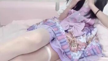 清纯妹妹自慰白虎穴，水晶屌插入高潮喷水